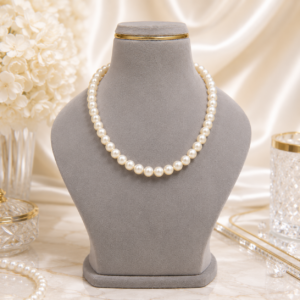 Cream pearl necklace featuring smooth round pearls in a classic Cream pearl necklace featuring smooth round pearls in a classic single-strand jewellery design.single-strand jewellery design.