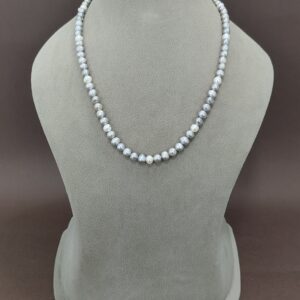 EVAARAZ freshwater pearl necklace with natural lustre on velvet display